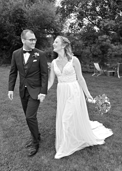 Brautpaar spaziert entlang der Ruhr